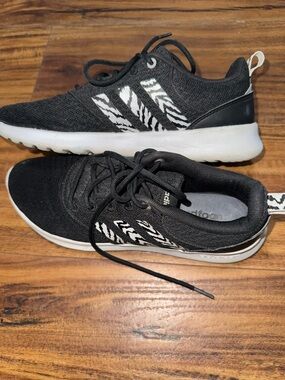 Adidas black and Zebra stripped womens shoes size 8 RARE